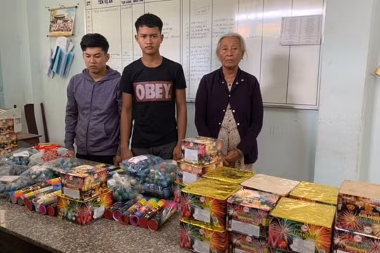 Bắt giữ 2 đối tượng vận chuyển hơn 30kg pháo lậu