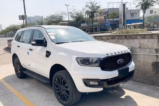 Ford Everest Sport 2021 xuất hiện tại đại lý ở TP. HCM, giá bán 1,112 tỷ đồng