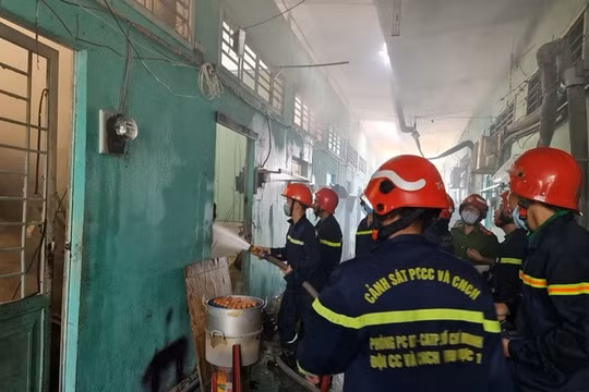 Cháy nhà xưởng, phòng trọ trên quốc lộ 50, nhiều tài sản bị thiêu rụi