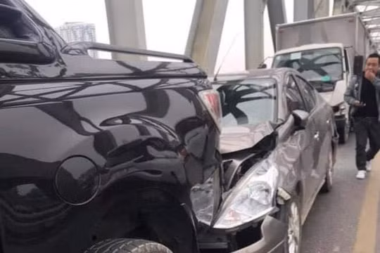 Xe ô tô con bẹp dúm sau va chạm liên hoàn trên cầu Chương Dương