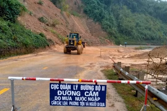 Mưa lớn tại Nghệ An gây sự cố sạt lở trên nhiều tuyến đường