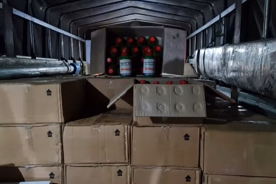 Phát hiện 1.800 lít thuốc bảo vệ thực vật chứa chất cấm tại Việt Nam