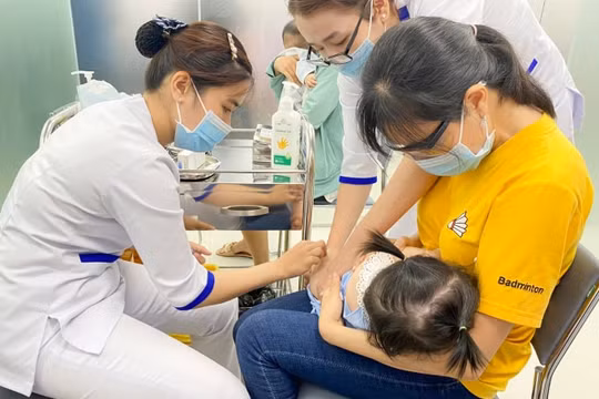 VNVC mang cả kho vắc xin hiện đại, giá ưu đãi về với Bến Tre
