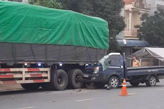 Xe tải đâm xe đầu kéo trên quốc lộ 6 khiến 1 người tử vong