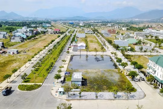 Dòng tiền ngân hàng đổ dồn dập vào bất động sản