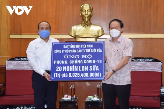 Đài Tiếng nói Việt Nam trao quà trị giá hơn 8 tỷ đồng cho công tác phòng, chống dịch Covid-19