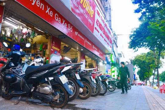 Hà Nội: Cửa hàng sửa chữa xe máy tất bật sau hai tháng ngừng hoạt động