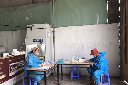 Tài xế và phụ xe mắc COVID-19 sửa giấy xét nghiệm để thông chốt