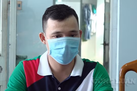 Nhìn người khác, một thanh niên bị đâm trọng thương