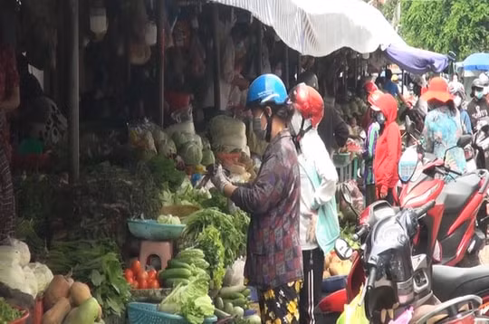 Chợ lớn nhất Vĩnh Long tạm dừng hoạt động do phát hiện hai người bán rau nghi nhiễm COVID-19