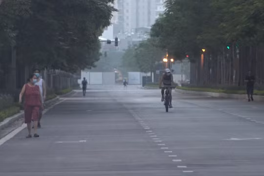 Hà Nội: Vẫn còn tình trạng người dân đi tập thể dục buổi sáng trong thời gian giãn cách xã hội