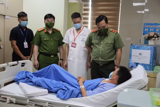 Giám đốc Công an TP Hà Nội thăm hỏi Đại úy bị thương khi làm nhiệm vụ phòng chống dịch