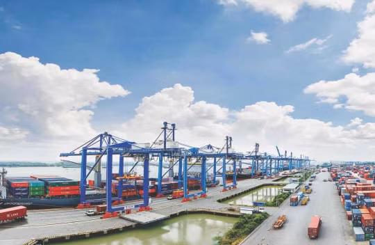 Kinh tế Việt Nam có thể bị tụt hậu nếu không triển khai tiêm chủng đại trà