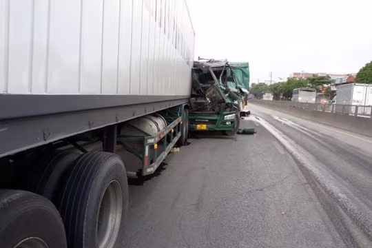 Ninh Bình: Va chạm giữa 2 ô tô, giao thông trên quốc lộ 1 gặp nhiều khó khăn