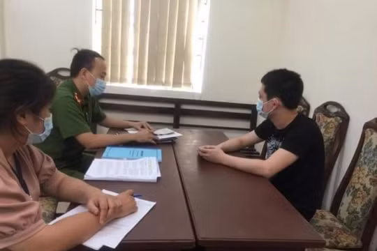Hà Nội: Xử phạt nam thanh niên khạc nhổ, ném khẩu trang trong thang máy