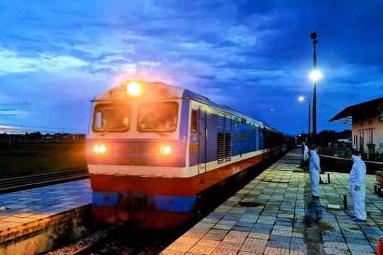 Đường sắt tiếp tục tạm dừng đón trả khách tại nhiều ga trên tuyến Bắc - Nam