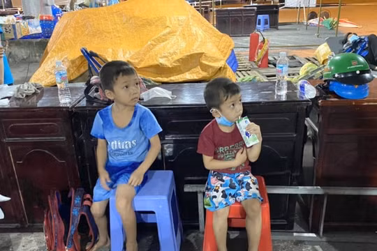 Anh trai 8 tuổi dắt theo em 6 tuổi đi bộ từ Hậu Giang lên Cần Thơ tìm cha