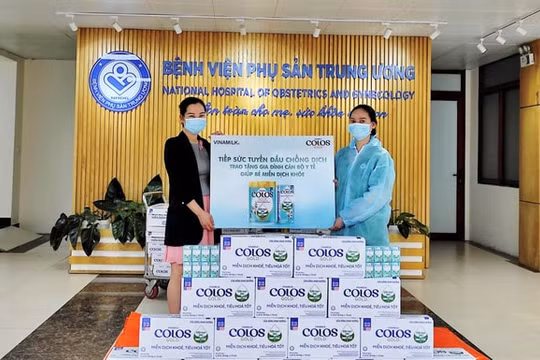 Vinamilk trao tặng 50.000 sản phẩm ColosGold cho con em y bác sĩ tuyến đầu
