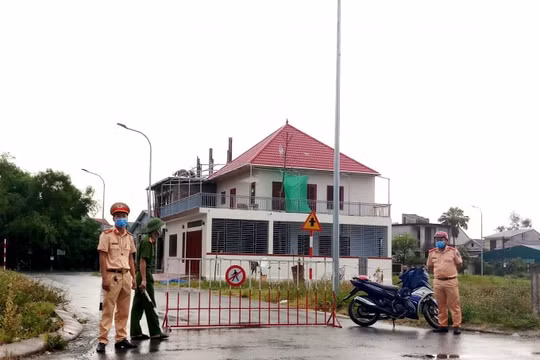 Phong tỏa 15 điểm trên 4 trục đường chính ở TP Hà Tĩnh sau khi phát hiện 2 vợ chồng mắc Covid-19