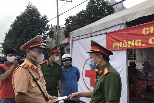 Bất chấp quy định cách ly 21 ngày, nhiều người, xe hướng từ TP. HCM vẫn ùn ùn đổ về Đồng Nai