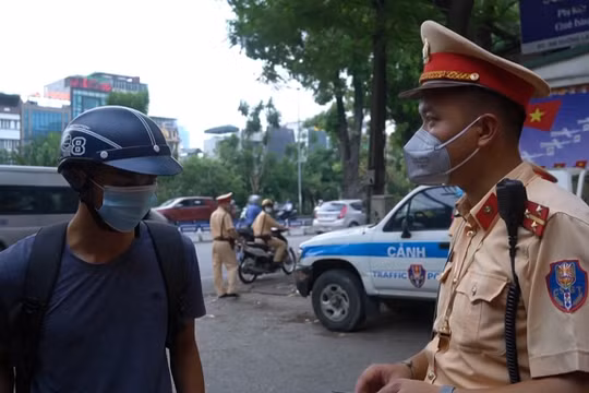 Hà Nội: CSGT tuần tra xử phạt người không đeo khẩu trang