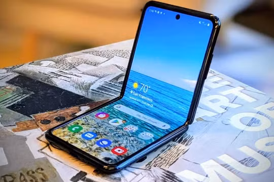 Samsung giảm giá bán mẫu điện thoại cao cấp Galaxy Z Flip 5G