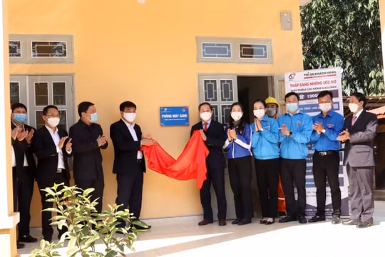 Tri ân khách hàng: EVNNPC thắp sáng ước mơ cho học sinh nghèo vùng cao