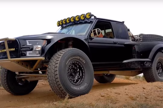 Ford Ranger độ offroad với động cơ V8 mạnh 680 mã lực