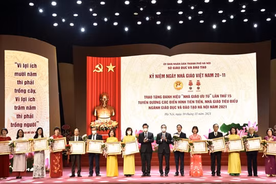 Hà Nội tuyên dương các điển hình tiên tiến, nhà giáo tiêu biểu năm 2021