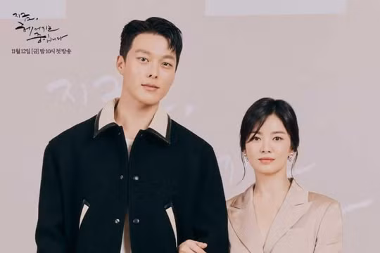 Song Hye Kyo tay trong tay "tình trẻ" Jang Ki Yong tại họp báo phim mới
