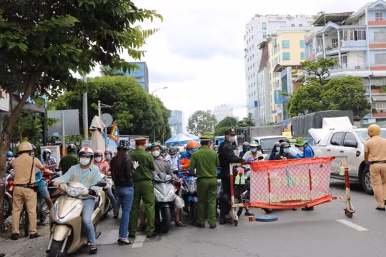 TP. HCM tạm dừng khai báo "di biến động dân cư" tại một số chốt giao thông