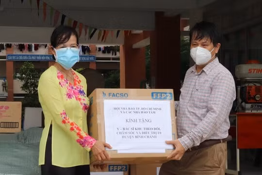 Hội Nhà báo TP. HCM thăm, tặng quà các y, bác sĩ tại các khu điều trị F0