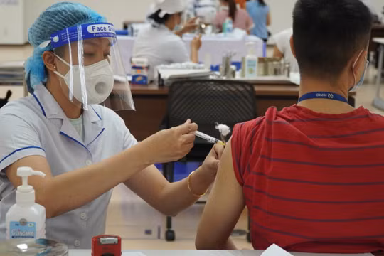 TP. HCM: Chưa đầy 1 phút, người đàn ông 49 tuổi tiêm 2 mũi vắc xin Vero Cell