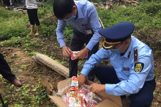 Hà Giang: Tiêu hủy 8.400 gói chân gà nhập lậu từ Trung Quốc
