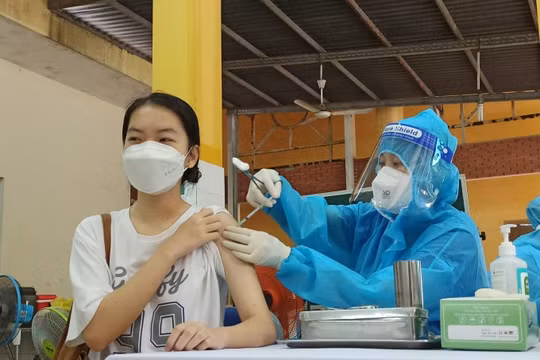 Những học sinh đầu tiên được tiêm vaccine ngừa Covid-19 ở TP. HCM