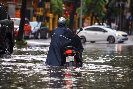 Hà Nội: Mưa lớn khiến nhiều tuyến phố ngập sâu trong "biển nước"