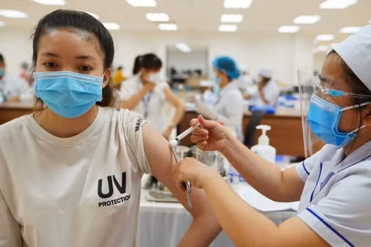 Bộ Công Thương đề nghị ưu tiên tiêm vaccine cho công nhân