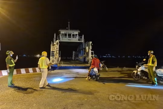Công an dẫn đường gia đình bị "kẹt" tại phà về nhà an toàn