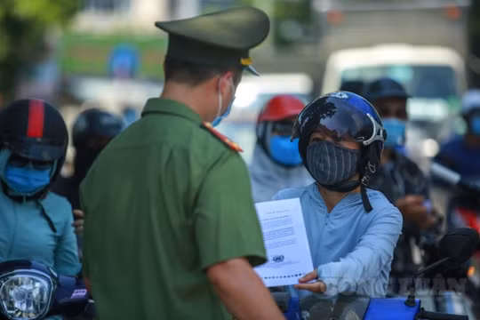 Hà Nội: Người dân không có giấy đi đường, buộc phải quay đầu xe