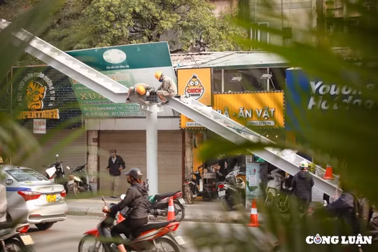 Cận cảnh xây dựng cầu vượt dành cho người đi bộ qua đường Nguyễn Trãi, Hà Nội