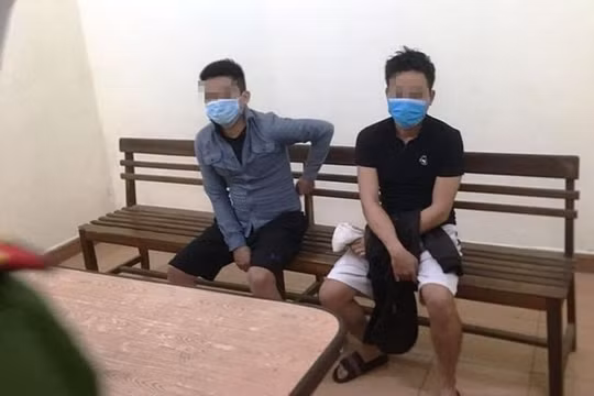 Đà Nẵng: Hai thanh niên đi hút thuốc, “hóng gió” bất chấp lệnh giãn cách