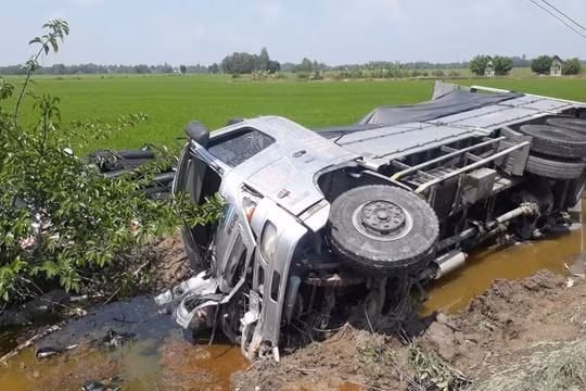 Tai nạn giao thông nghiêm trọng, 1 người chết, 7 người bị thương