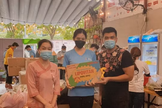 Hoa hậu Tiểu Vy đón sinh nhật giản dị tại bếp ăn từ thiện