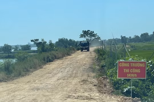 Xe chở vật liệu xây dựng cày xới mặt đê hữu Sông Mã