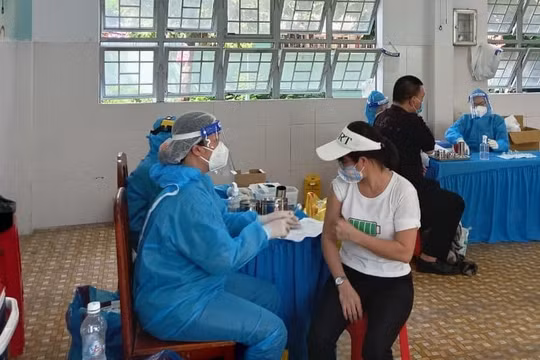 Tiêm vắc xin Covid-19 rồi mới biết mình mang thai thì có nguy hiểm không?