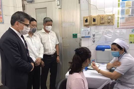 Phụ nữ mang thai mắc tiểu đường, tim mạch có nên tiêm vắc xin COVID-19?