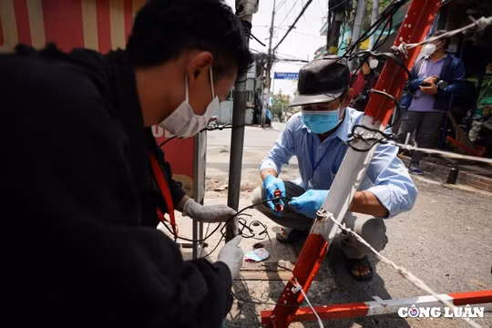 Người dân "vùng xanh" vui mừng khi TP.HCM tháo dỡ rào chắn