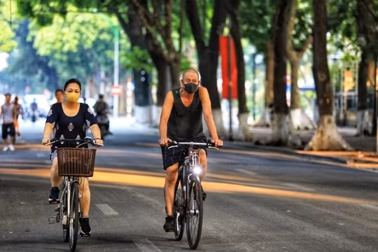 Người dân thong thả đạp xe, tập thể dục thưởng thức thu Hà Nội