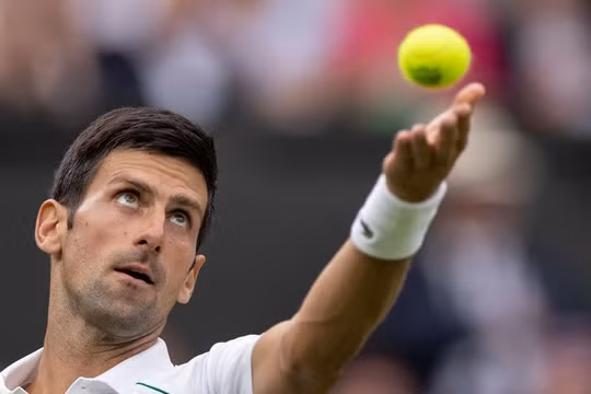 Novak Djokovic thắng ngược trận ra quân Wimbeldon 2021
