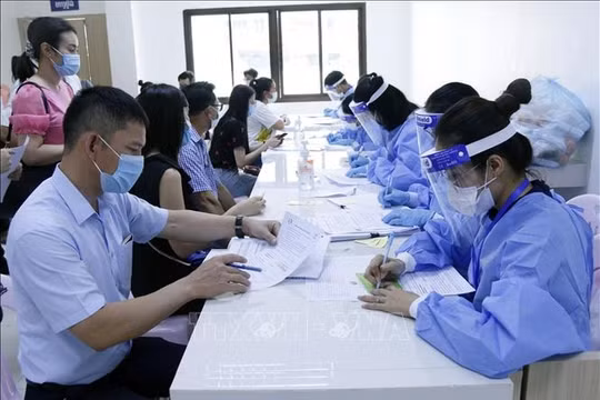 Lào lần đầu tiên ghi nhận gần 1.000 ca COVID-19 mới trong ngày